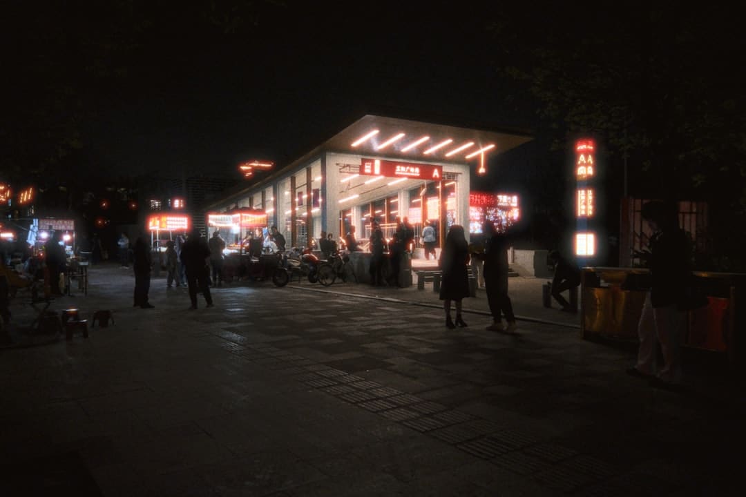 成都车展演出黑色幽默!一群身穿黑衣拿黑伞和黑布的人预演防维权